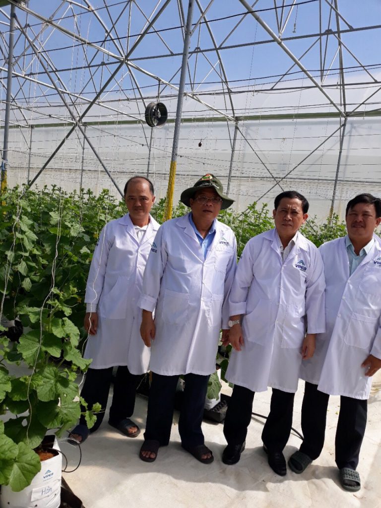 Đại diện cán bộ các cấp của tỉnh Bình Thuận thăm trang trại dưa lưới nông nghiệp Eden Farm