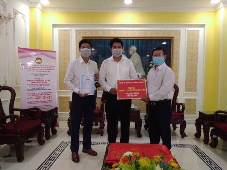 Đại diện Eden Farm ủng hộ Covid19 Đại diện Eden Farm ủng hộ Covid19