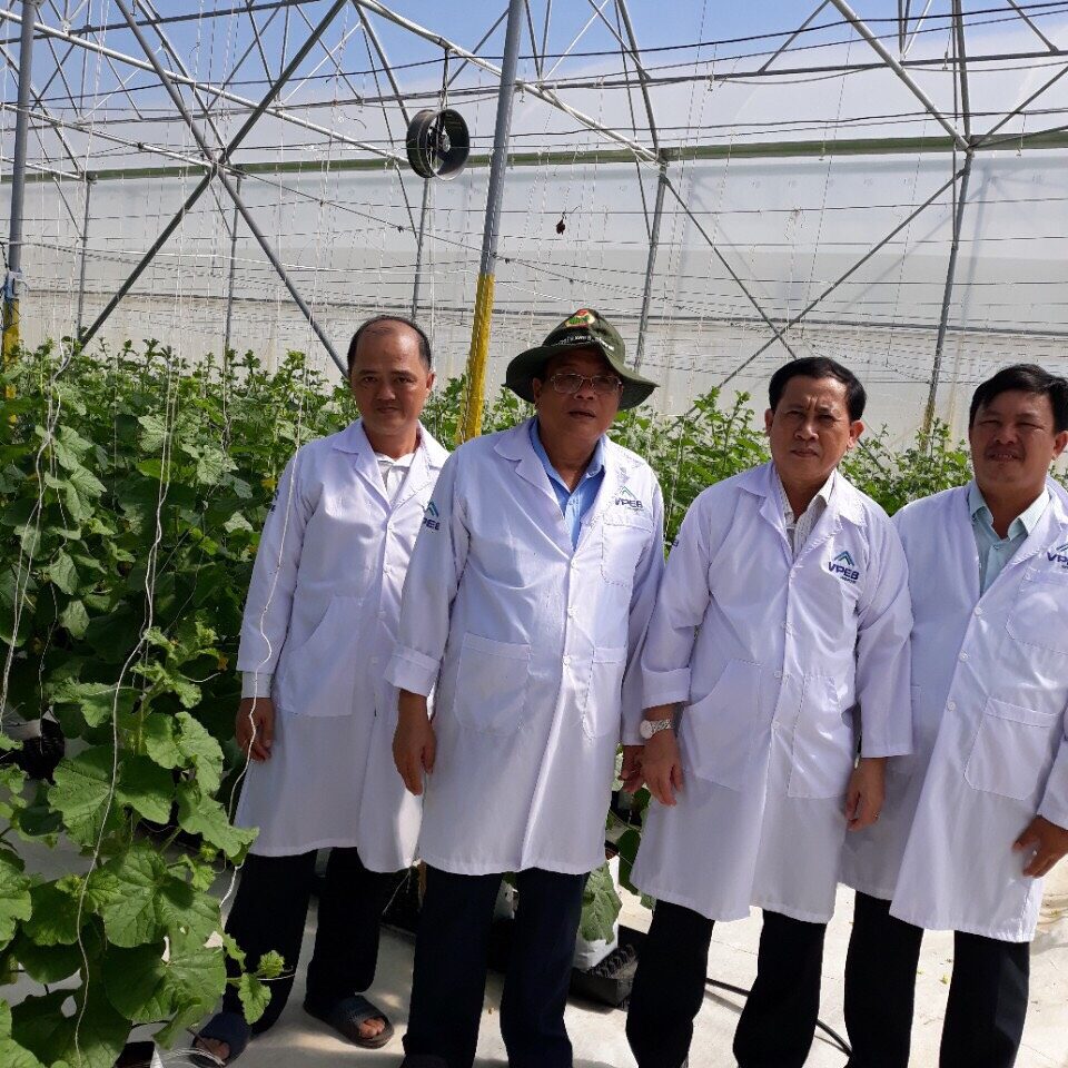 Đại diện cán bộ các cấp của tỉnh Bình Thuận thăm trang trại dưa lưới nông nghiệp Eden Farm